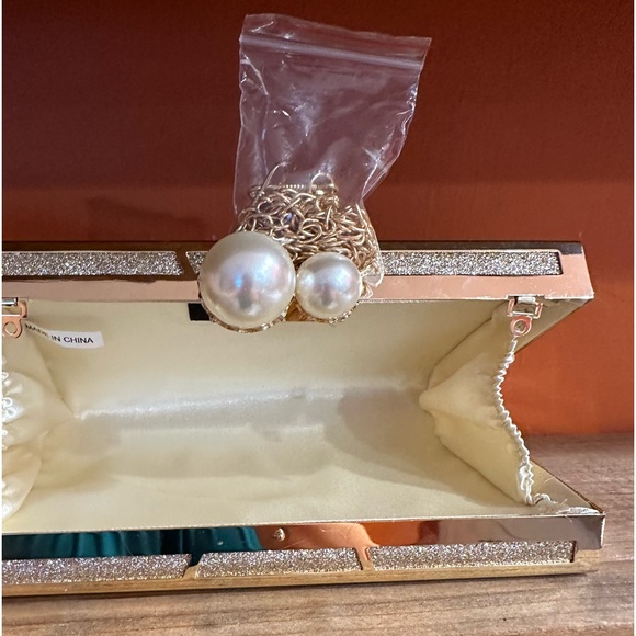 SHEIN Gold clutch with chain and bold pearl clasp closure feminine bridal classy - Picture 4 of 4